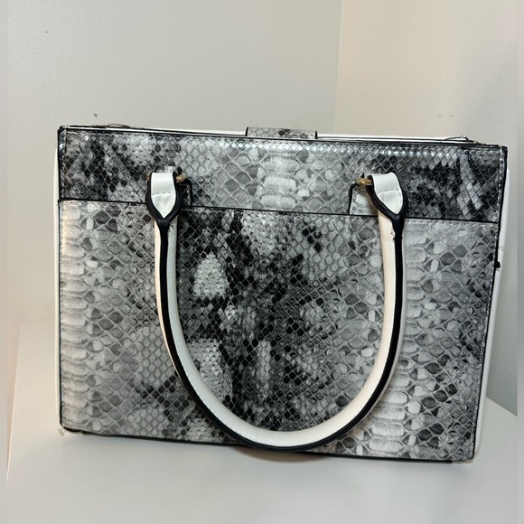 Guess crocodile print handbag. - Picture 2 of 5